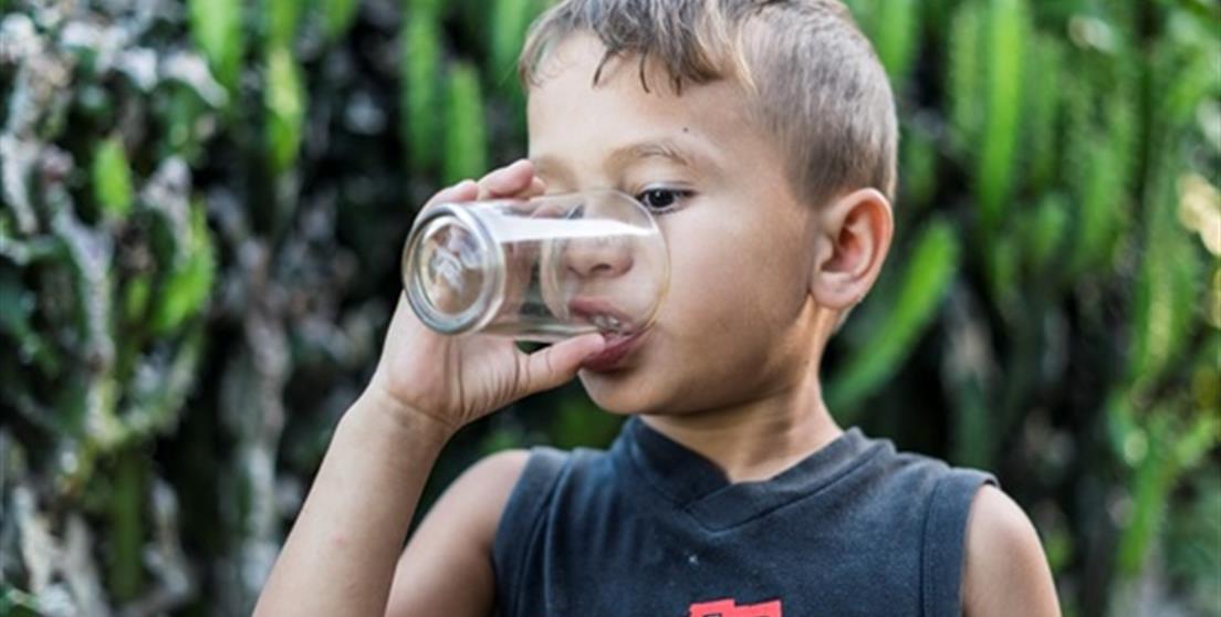 niño bebe vaso de agua